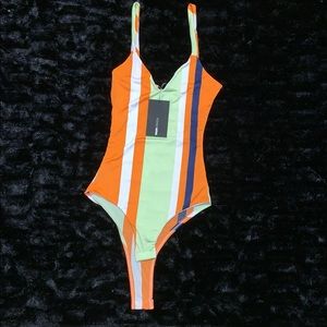 (NEVER WORN) fashion nova body stripped bodysuit